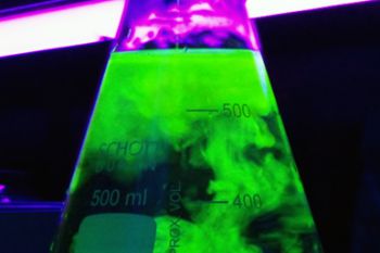 Fluoresceína bajo luz ultravioleta